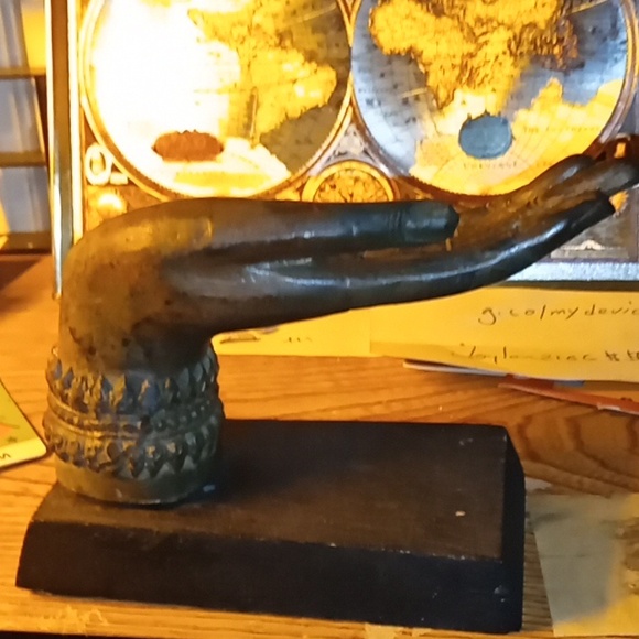 19th early 20th C. Thai brass Buddha hand w/ chakra flower. - Picture 9 of 16